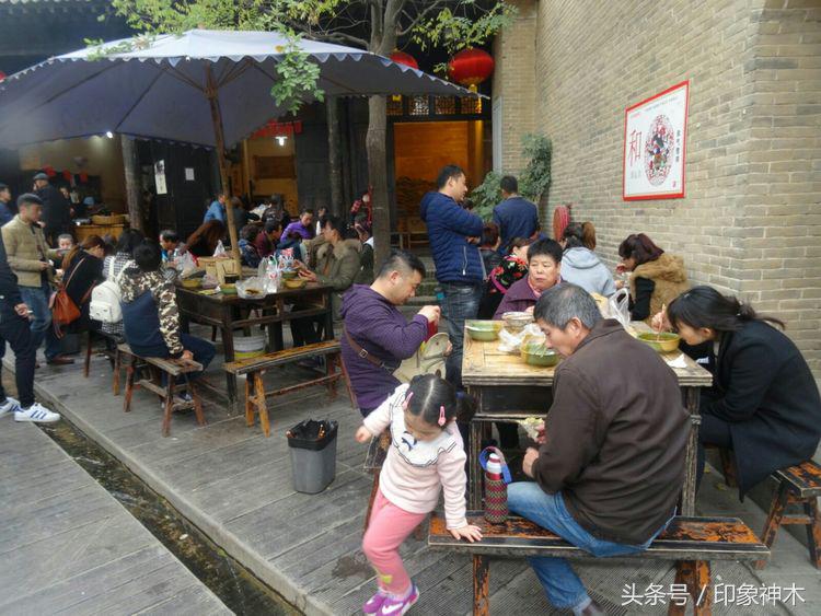 陕北俊俏女子勇闯袁家村大嘴吃四方