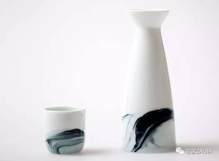 年夜饭香喷喷举起酒杯敬家人,年夜饭的碗和酒杯