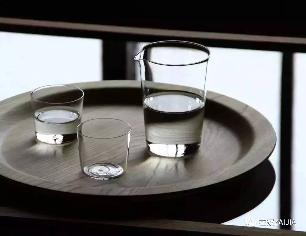 年夜饭香喷喷举起酒杯敬家人,年夜饭的碗和酒杯