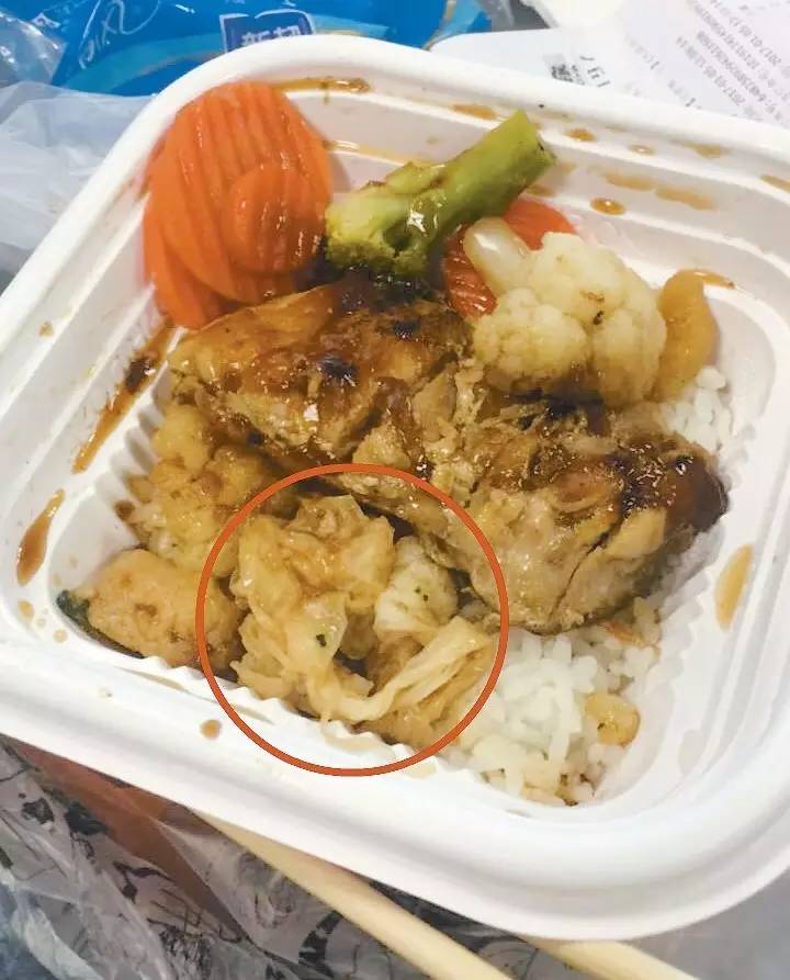 从吉野家南开三马路店订外卖照烧鸡排饭里有纸类异物丨网上预约保洁两次被“爽约”三鼎家政方面致歉并退款