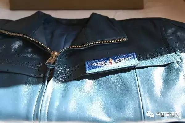 向在战斗中牺牲的战友致敬,缅怀当年同一战壕牺牲的战友