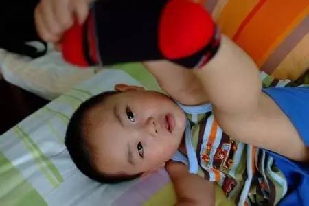 为什么孩子喜欢脱袜子穿鞋,小孩儿脱鞋脱袜子怎么干预