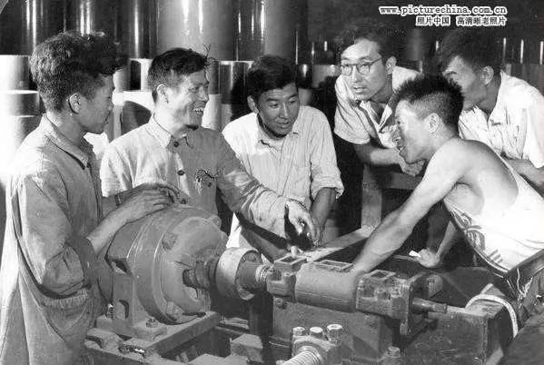 现代名人勤奋学习的故事,那些学习最刻苦的人