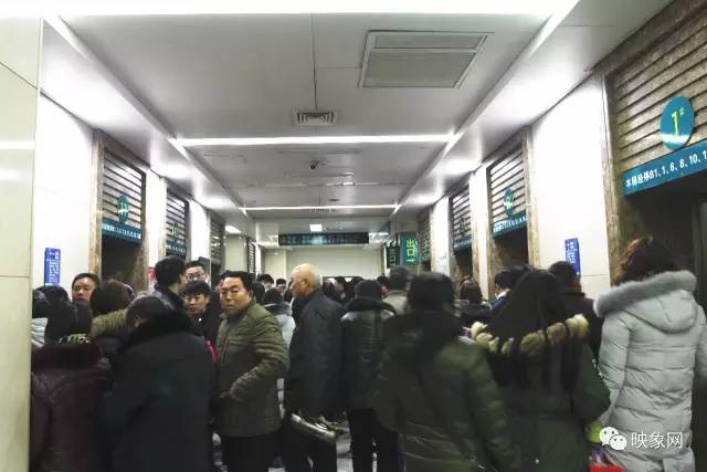 「康健」火车站？机场？NO！节后各地医院都被挤爆了！人山人海，堪比春运……