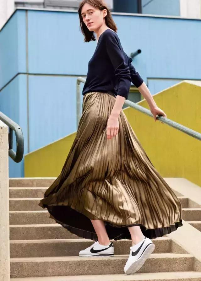 杨幂小金珠手链,杨幂小贝壳黑裙