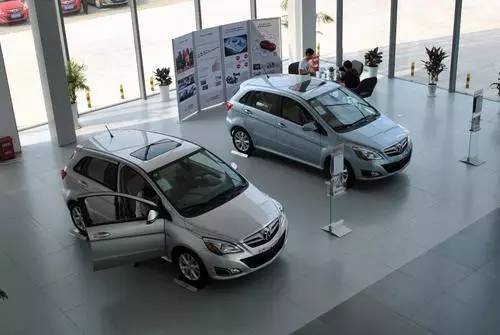 4s店卖一部新车大概能赚多少钱,4s店买车认识经理车价能便宜多少