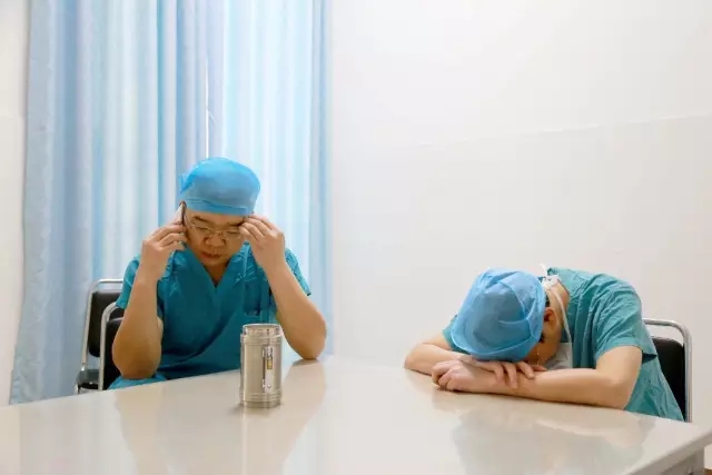 镜头见证生命重启之旅，纪录医者仁心，许昌外科医生的新年故事