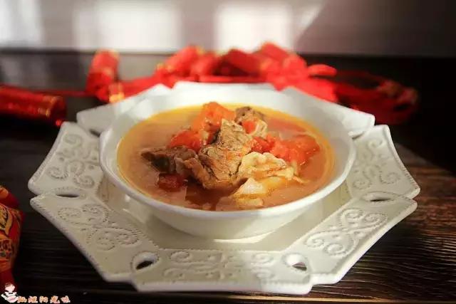 千里奔波只为一年一顿的年夜饭,记忆中的年夜饭人间至味是团圆