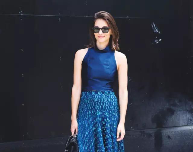 头发比较蓬圆脸适合什么发型,头发少星人