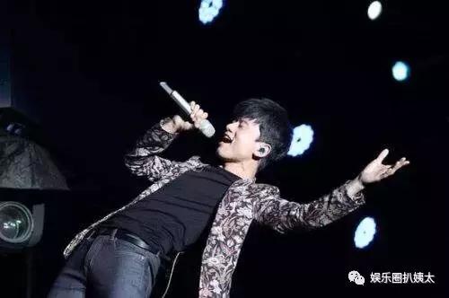 张杰下腰唱歌视频完整版,张杰下腰薛之谦