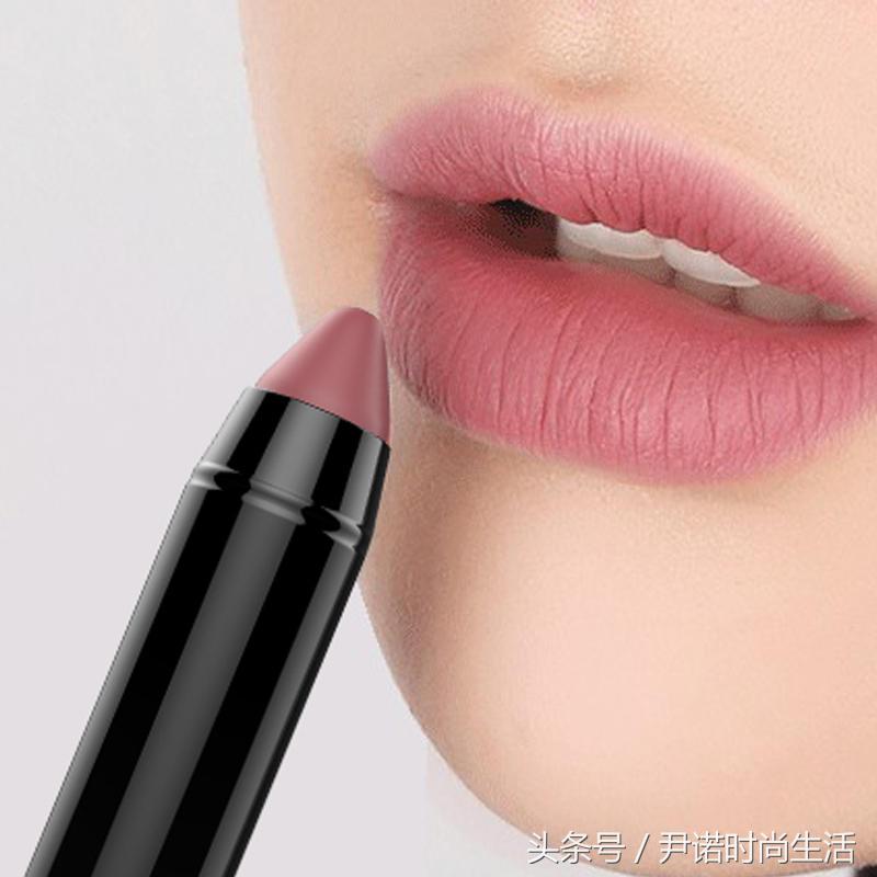 她妆前满脸暗疮，妆后美若天仙