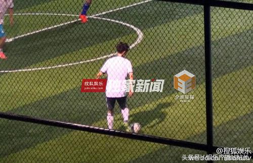 鹿晗打足球视频,鹿晗踢球被表扬的视频