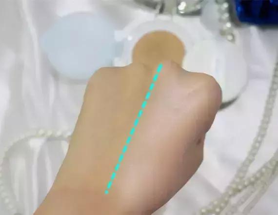 粉底液清透细腻混油皮,粉底液干皮如何做保湿