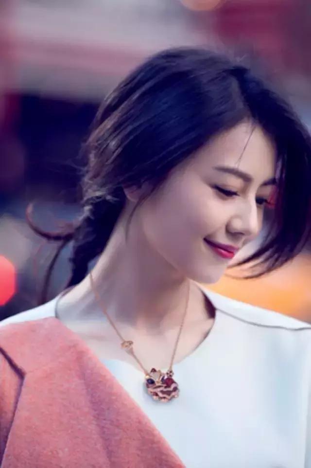 冬日小脸冻红的可爱高级妆容,适合秋冬的红唇妆