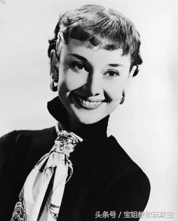 丝巾是温柔到骨子里的,丝巾女人必备