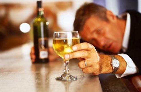 男人喝酒容易脸红是不是有病？能活多久？