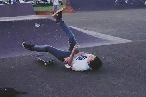 为什么玩滑板老是要摔倒,玩滑板摔倒有多严重