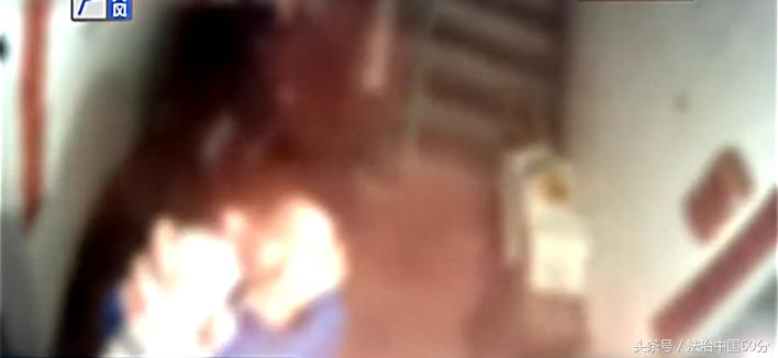 老人深夜敲门恐怖视频,老人独自出门监控的一幕让人心酸