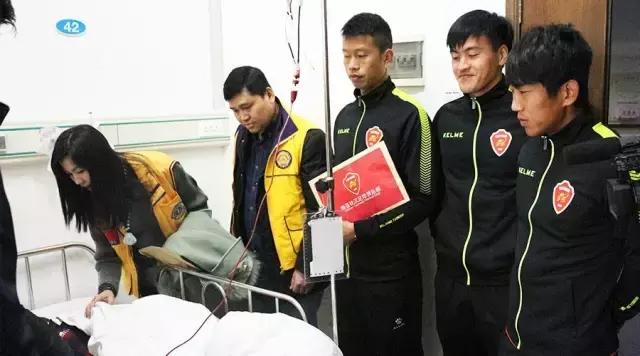 公益行梅县铁汉足球俱乐部为“小洋”献爱心