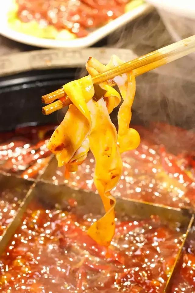 干倒了卖龙虾的，又抢了酒吧生意！这家店到底有什么魔力？