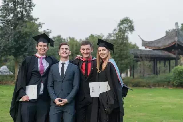 讲七门语言、通十八般舞艺｜宁诺这名翻译小鲜肉酷毙了！