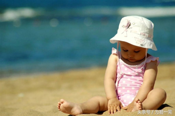 一位爸爸的泣血自述：儿子撒尿妈妈接，一个筑堤一个挖坑，看哭了