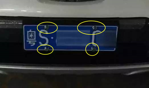 车牌处只有两个螺丝孔,车牌没有装固封螺丝帽有没有关系