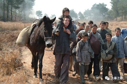 22岁英国青年来到上海，目睹日军野蛮残暴，决定留下反抗侵略