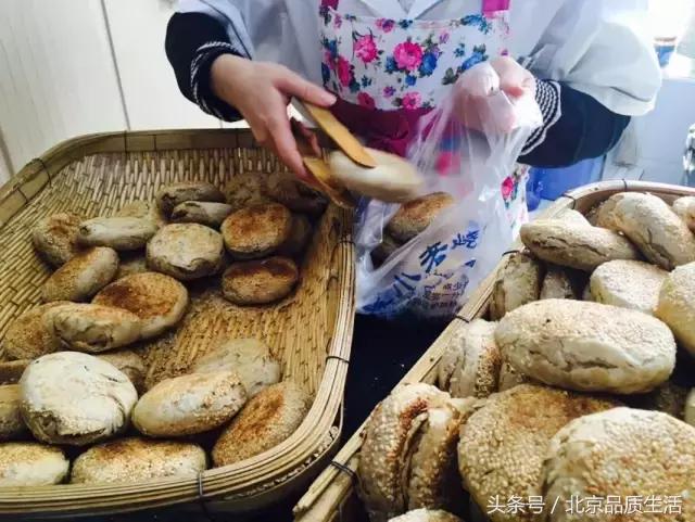 一天1万个都不够，这个北京爷们用40年创造了麻酱烧饼的传奇！