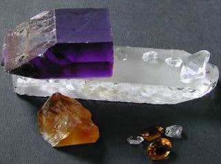 能划动玻璃的是什么玉,划动玻璃的石头叫什么石头