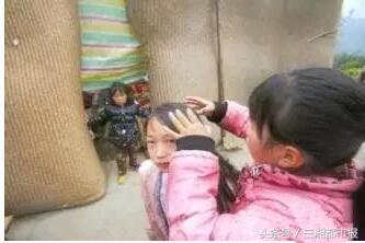 8岁女孩头皮痒老抓怎么办,8岁女孩子头皮特别痒有头皮屑