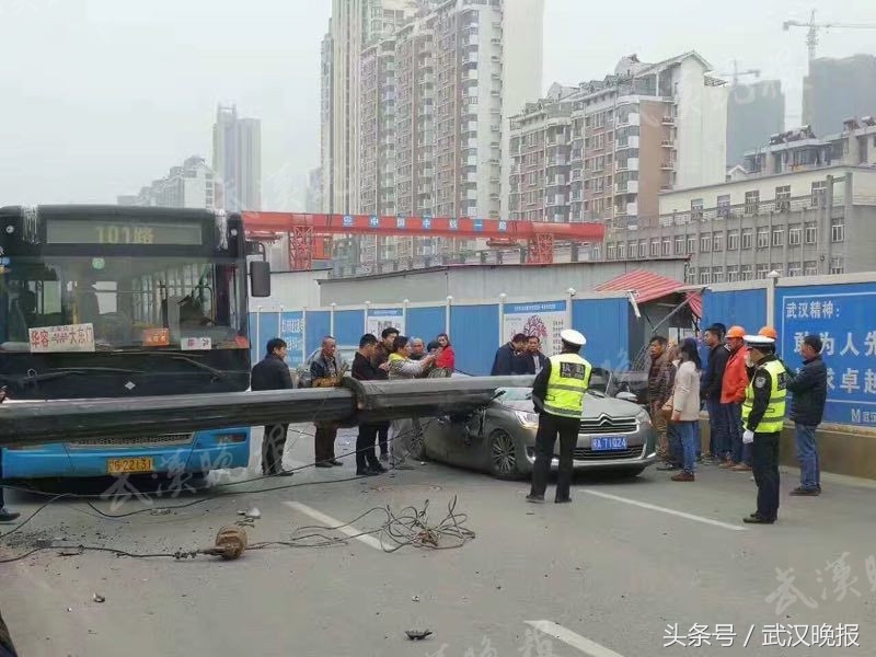 武汉汉阳塔吊钢管掉落事故视频,武昌吊车倒塌事件