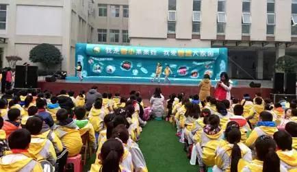 成都喝盖碗茶看川剧变脸图片,四川川剧变脸走进校园