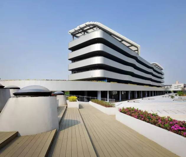 彩练当空水波荡漾：无锡蠡园中学