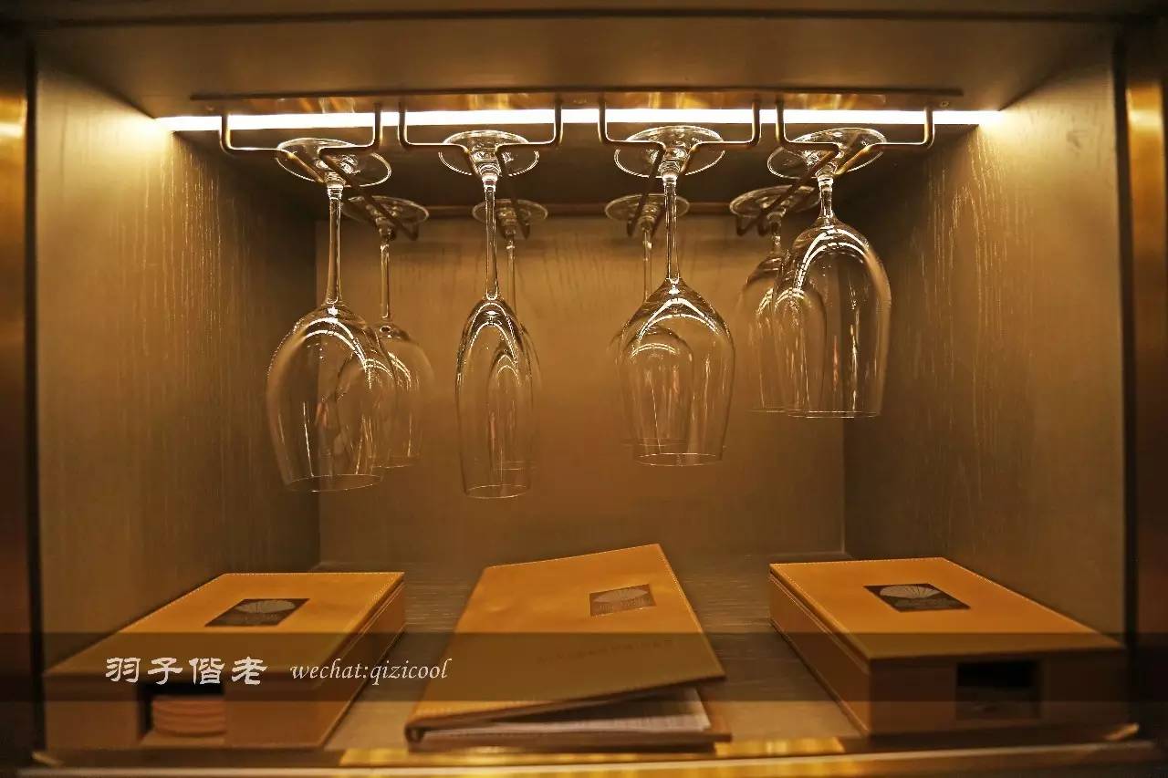 藏匿在繁华中环背后的丝丝暖意 (藏在繁华中环中的丝丝暖意)