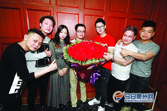 酒吧爱心拍卖筹得近1.3万资助“扭扭车女孩”代薇