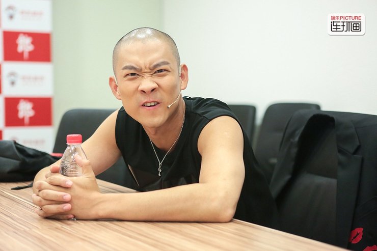 水瓶男单独和你在一起,典型的水瓶座男星