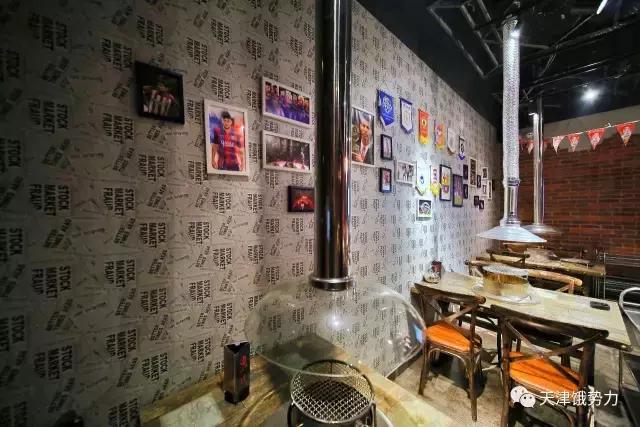 大金链子小手表先吃烧烤后泡澡,大金链子小手表吸着烟