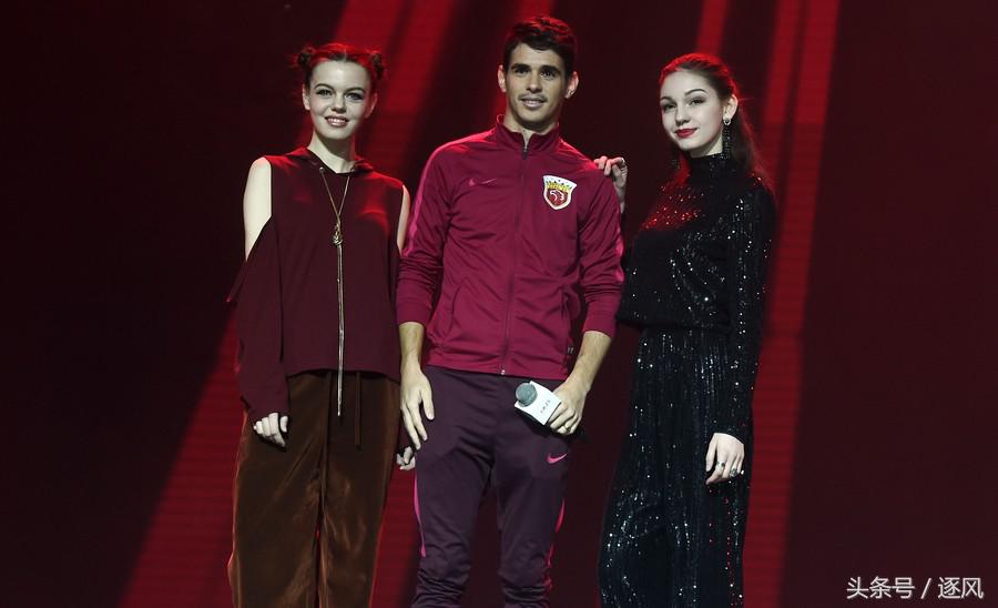 上海上港球员车模互动！武磊、奥斯卡显青涩！