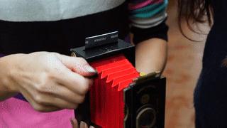 全球首个由再生纸板制成的拍立得，复古情怀满满！