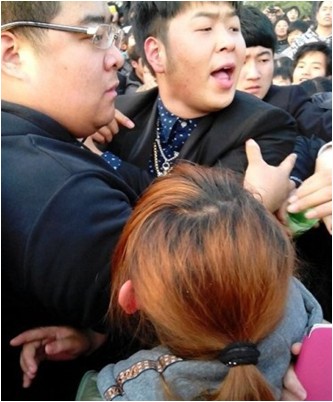 杜海涛为什么给韩国人跪下,杜海涛回应给韩国人跪下的视频