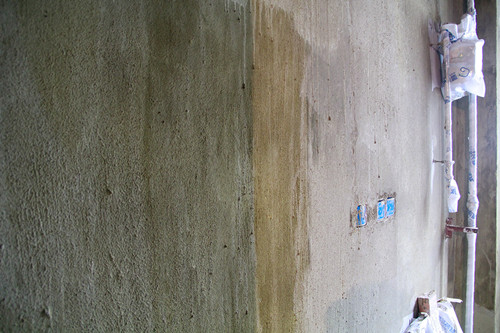 刚贴的瓷砖脱落是什么原因,装修后家里的瓷砖脱落怎么办