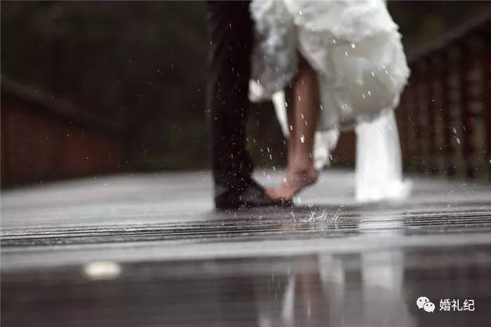 春天适合拍婚纱照的地方,雨天拍婚纱照也是别有一番风味