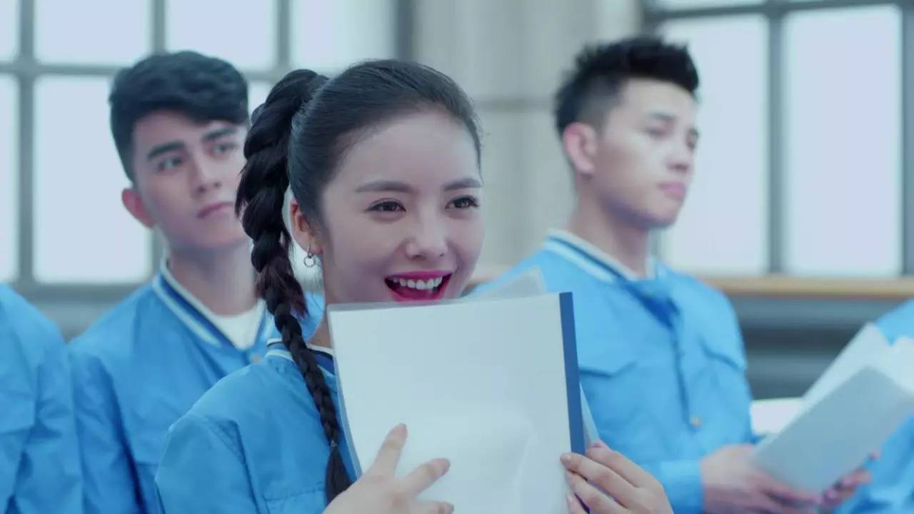 《云巅之上》已向你发送娱乐圈生存宝典，收好不谢！