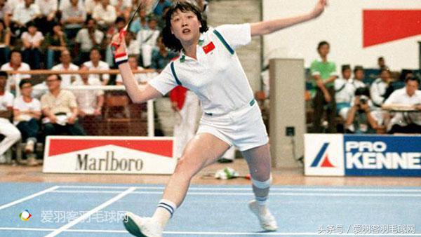 羽毛球反手发高远球动作讲解示范,羽毛球握拍教学视频李玲蔚