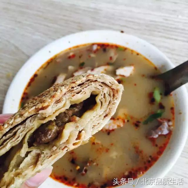 一天1万个都不够，这个北京爷们用40年创造了麻酱烧饼的传奇！