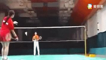 羽毛球反手发高远球动作讲解示范,羽毛球握拍教学视频李玲蔚