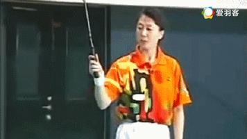 羽毛球反手发高远球动作讲解示范,羽毛球握拍教学视频李玲蔚