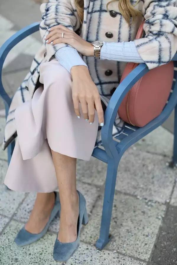 这个从不摘墨镜的酷女孩，竟然把粉红色穿得这么好看！