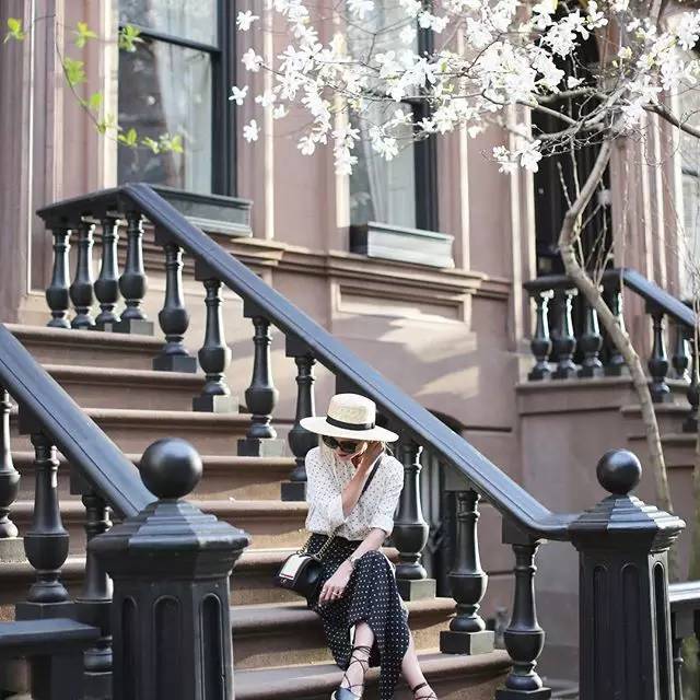 这个从不摘墨镜的酷女孩，竟然把粉红色穿得这么好看！